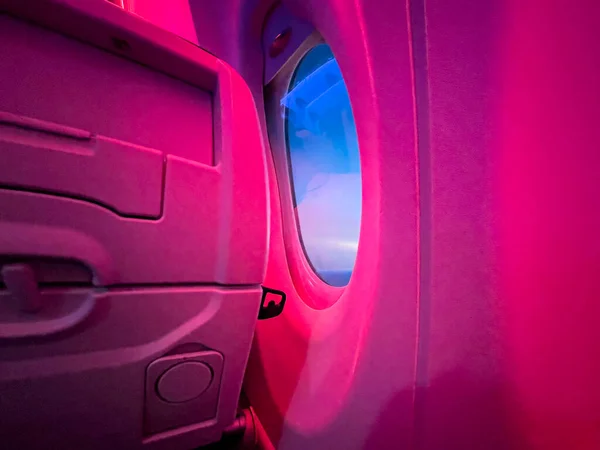 Okno Ukazující Křídlo Komerčního Širokopásmového Letadla Stoupajícího Cestovní Výšky Letecký — Stock fotografie