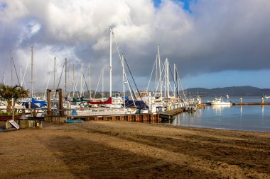 Sausalito Sausalito plajı ve limanı, Kaliforniya eyaletinin Marin ilçesinde San Francisco Körfez Bölgesi 'nde bir şehir. ABD 'nin Golden Gate Köprüsü' nün sahil ve rıhtımı. Amerikan plaj konsepti.