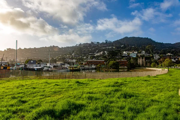 サウサリート シーポート Sausalito Seaport カリフォルニア州マリン郡サンフランシスコ ベイエリアの都市 アメリカのゴールデンゲートブリッジのボートに家がある埠頭 舟のコンセプト — ストック写真