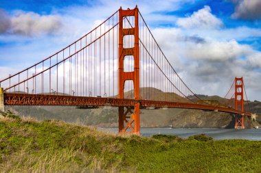 Kaliforniya 'daki Golden Gate Köprüsü' nün inanılmaz fotoğrafı. Güzel mavi bir gökyüzü ve okyanusun altında. Kaliforniya 'nın en iyi bakış açısından görüldü. Amerikan konsepti.