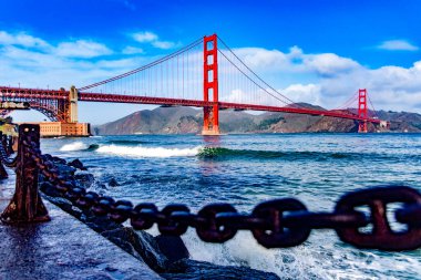 ABD 'nin Kaliforniya eyaletindeki Golden Gate Köprüsü. California şehrinin rıhtımının bakış açısından. Ünlü Amerikan Köprüsü Konsepti.