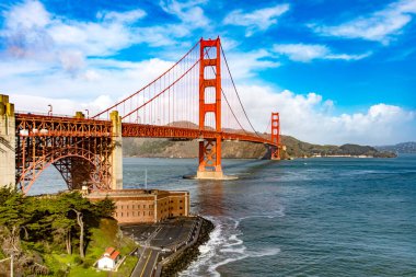 Kaliforniya eyaletinde San Francisco 'nun panoramik Golden Gate' i, güzel mavi bir gökyüzü ve okyanusun altında. California şehrinin rıhtımına bakış açısından görüldü. Amerikan köprü kavramı.
