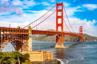 San Francisco 'nun inanılmaz Golden Gate' i California, ABD 'de güzel mavi bir gökyüzü ve okyanusun altında. California şehrinin rıhtımına bakış açısından görüldü. Amerikan köprü kavramı.