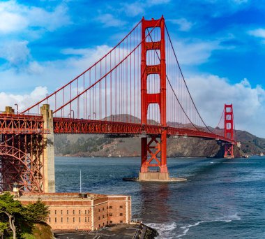 Kaliforniya, ABD 'deki San Francisco' nun altın kapısının muhteşem panoramik manzarası güzel mavi bir gökyüzü ve okyanus altında. California şehrinin rıhtımına bakış açısından görüldü. Amerikan konsepti.