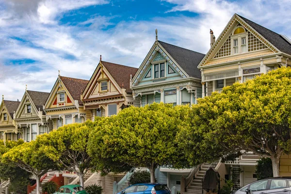 アメリカ合衆国カリフォルニア州サンフランシスコのペインティング レディース カリフォルニア州のビクトリア朝の家 アメリカのコンセプト — ストック写真