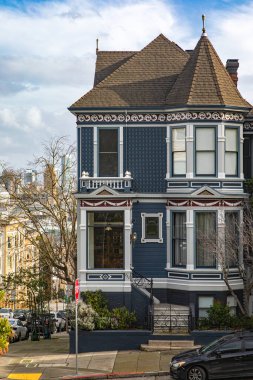 Kaliforniya, ABD 'de San Francisco' nun Dikey Resimli Kadınları. Mavi gökyüzü altında araçları ve güzel bulutları olan Kaliforniya Viktorya dönemi evleri. Amerika Konsepti.