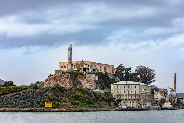 米国カリフォルニア州サンフランシスコ湾の真ん中にある島のアルカトラズ連邦刑務所の写真 アメリカ合衆国最大の安全保障の刑務所 刑務所の概念 — ストック写真