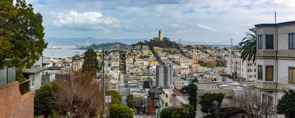 米国カリフォルニア州サンフランシスコの通りであるロンバード通りのパノラマビュー 多くの斜面やカリフォルニアの丘と急な通り アメリカのコンセプト — ストック写真