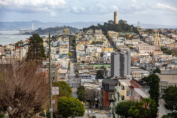 ロンバード通り Lombard Street アメリカ合衆国カリフォルニア州サンフランシスコの通りの一つ 多くの斜面やカリフォルニアの丘と急な通り アメリカのコンセプト — ストック写真