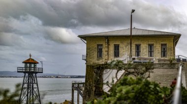 San Francisco, California, ABD 'nin ortasındaki Alcatraz Adası' ndaki federal hapishanenin panoramik manzarası. Hapis Kavramı.