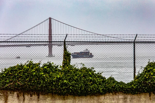 Golden Gate Gezien Vanuit Federale Gevangenis Alcatraz Island Het Midden — Stockfoto