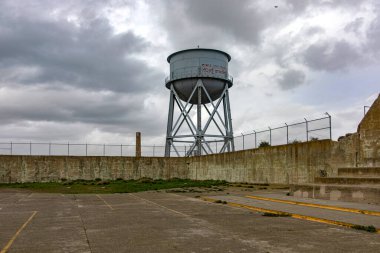 Alcatraz Federal Hapishanesi 'nin avlusundaki su kulesi. San Francisco Körfezi' nin ortasındaki bir adada. Okyanusta bir hapishane. Amerikan konsepti.