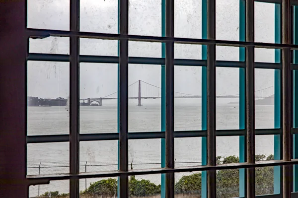 Guardando Golden Gate Bridge Una Finestra Della Prigione Federale Massima — Foto Stock