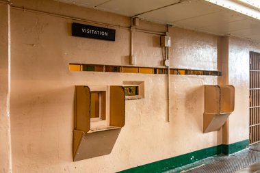 ABD 'nin Kaliforniya eyaletindeki San Francisco Körfezi' nin ortasındaki Alcatraz Adası federal hapishanesinin güvenlik ziyaretçi kabinleri. Amerikan hapishane kavramı.