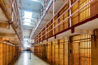 Bir modülün koridoru ve ABD 'nin Kaliforniya eyaletindeki San Francisco Körfezi' ndeki Alcatraz Adası 'ndaki federal hapishanenin bloğu. Amerikan hapishane kavramı.