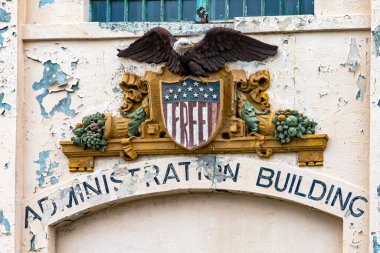 Kaliforniya eyaletinde San Francisco körfezinin ortasında bulunan Alcatraz federal hapishanesinin yönetim binasına kalkan gönderin. Hapishane kavramı.