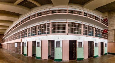 San Francisco körfezinin ortasında bulunan Alcatraz federal hapishanesinin maksimum güvenlikli blok, modül ve ceza hücrelerinin panoramik görüntüsü. Hapishane kavramı.