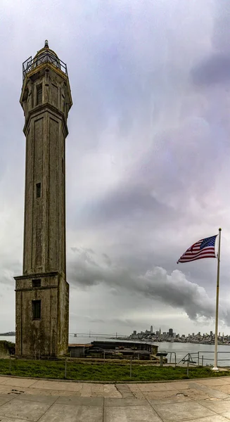 Maják Americká Vlajka Federální Věznice Maximální Ostrahou Alcatrazu Nachází Uprostřed — Stock fotografie