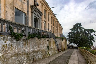 Maksimum güvenlikli bir federal hapishane olan Alcatraz 'ın Kaliforniya, Amerika Birleşik Devletleri' ndeki San Francisco Körfezi 'ndeki girişinin fotoğrafı. ABD Konsepti.