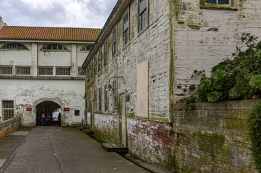 Amerika Birleşik Devletleri 'nin Kaliforniya eyaletindeki San Francisco körfezindeki Alcatraz federal hapishanesinin eski girişi. ABD Konsepti.