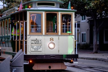 San Francisco, ABD; 9 Ocak 2023: Müze ve Kaliforniya eyaletindeki geleneksel San Francisco tramvayı anıtı.