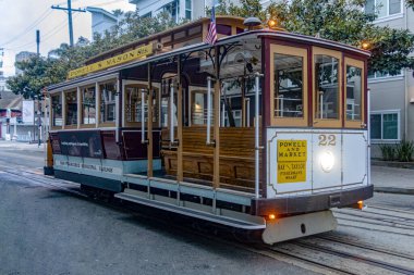 Kaliforniya 'nın San Francisco şehrinin geleneksel teleferiği ABD' nin Kaliforniya eyaletindeki Balıkçı İskelesi 39 numaralı rıhtımdan dönüyor. Tramvay konsepti.