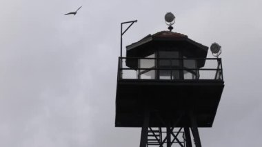 Alcatraz Adası 'ndaki federal hapishanenin, San Francisco, Kaliforniya Körfezi' nin ortasındaki nöbetçi kulesi. Filmlerde birkaç kez gösterilen çok ünlü bir hapishane. Hapis Kavramı