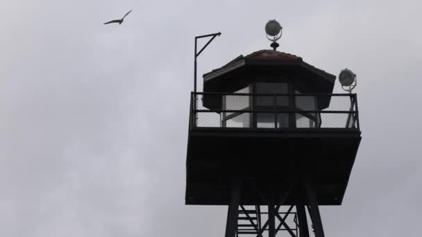 Вартова Вежа Федеральної Язниці Острові Алькатрас Середині Затоки Сан Франциско — стокове відео
