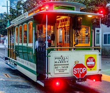 San Francisco sokaklarında dolaşan tipik bir belediye teleferiğinin resmi şehir merkezini körfez ve Kaliforniya balıkçılarının rıhtımına bağlıyor. Amerikan tramvay konsepti