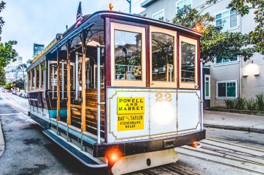 Geleneksel bir San Francisco belediye tramvayı şehir merkezini körfez ve California Balıkçı İskelesi 'ne sokakları dolaşarak bağlıyor. Amerikan tramvay konsepti