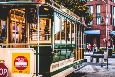 Kaliforniya 'nın San Francisco şehrinin geleneksel bir tramvayının fotoğrafı. Şehir merkezini ABD' nin Balıkçı İskelesi 'ne bağlıyor. Amerikan tramvay konsepti