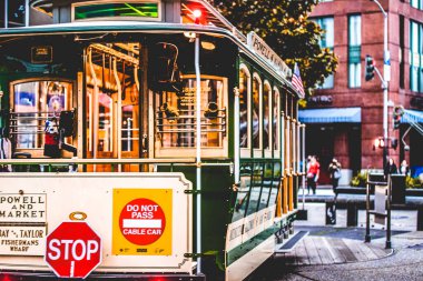Şehrin merkezini ABD 'nin Balıkçı İskelesi' ne bağlayan Kaliforniya 'nın güzel ve tipik geleneksel tramvayı. Amerikan tramvay konsepti