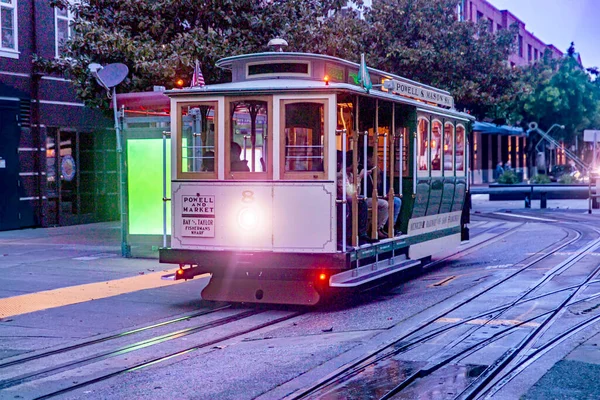 旧金山的一条传统的市政缆车穿过街道 将市中心与海湾和加利福尼亚渔民码头连接起来 美国街车概念 — 图库照片