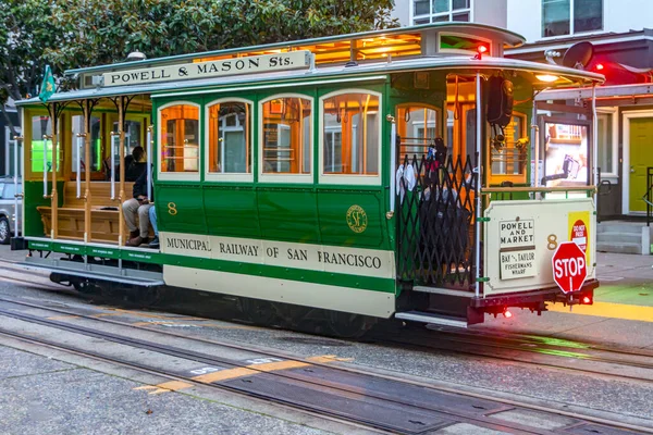 Typická Městská Lanovka Projíždějící Ulicemi San Franciska Spojující Centrum Města — Stock fotografie