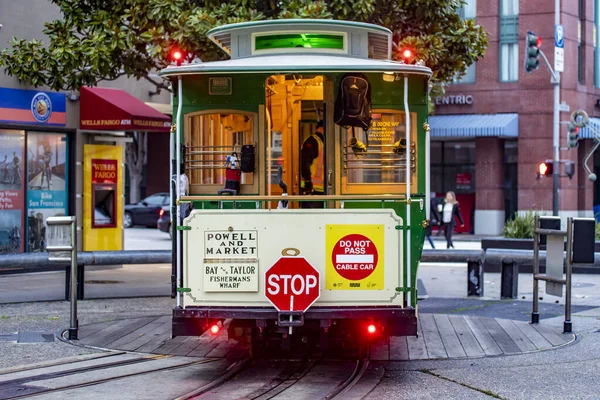 美国旧金山 2023年1月9日 加利福尼亚州城市传统的历史性缆车改变了连接市中心和渔民码头的旅游方向 街车概念 — 图库照片