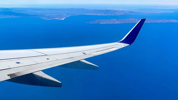 태평양 상공을 날다가 멕시코의 바하칼리포르니아 공항에 접근하는 비행기는 아름다운 바다가 — 스톡 사진