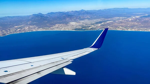 멕시코 바하칼리포르니아주에 루카스 국제공항 과나란히 항공기에서 풍경을 그린다 비행기 — 스톡 사진