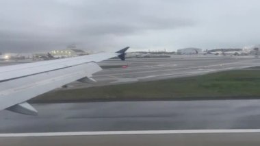 ABD 'nin Kaliforniya eyaletindeki Los Angeles Uluslararası Havalimanı' na uçak iniyor. Uçak pistte hava freni ve flapları kullanıyor. Pilotluk kavramı.