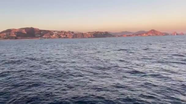 在加利福尼亚海湾的卡波圣卢卡斯海岸航行 该海湾将科尔特斯海与太平洋分开 墨西哥南部下加利福尼亚的水域和海浪 概念船 — 图库视频影像