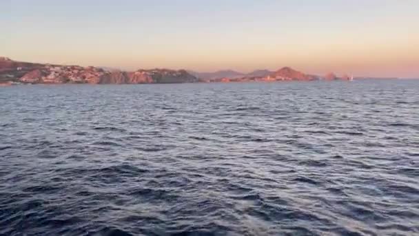 カリフォルニア湾のカボ ルーカスの海岸を出航し コルテス海と太平洋を隔てている メキシコのバハ カリフォルニア スールの波と水 コンセプトボート — ストック動画