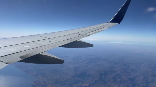 メキシコのバハ カリフォルニア スール州のカボ ルーカス国際空港に接近する大型民間航空機の翼 雲の中を飛行機が旋回 航空機のコンセプト — ストック動画