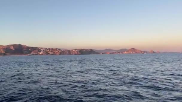 驶向加州海湾的卡波圣卢卡斯 Cabo San Lucas 该海湾将科尔特斯海与太平洋分开 墨西哥南部下加利福尼亚的水域和海浪 概念船 — 图库视频影像