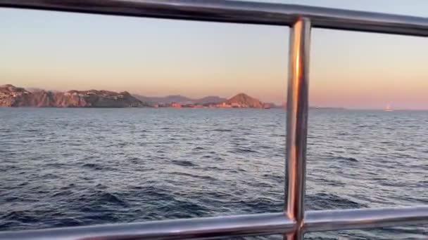 在加利福尼亚海湾的卡波圣卢卡斯海岸外航行的卡达马兰 该海湾将科尔特斯海与太平洋分开 墨西哥南部下加利福尼亚的地方 概念船 — 图库视频影像