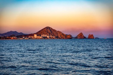 Cortez Denizi 'ni Baja California Sur, Meksika' daki Pasifik Okyanusu 'ndan ayıran Kaliforniya Körfezi' ndeki Cape Saint Luke kasabasından güzel bir gün batımı. Günbatımı konsepti.