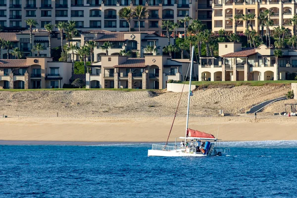 在加利福尼亚湾上空美丽的落日下 圣路加角拱门海岸外的帆船和金丝雀船将科尔特斯海与太平洋隔开 船舶概念 — 图库照片