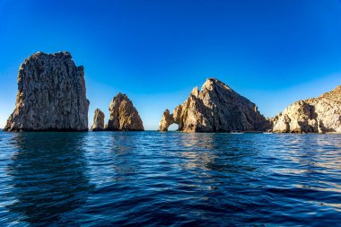 Cape Saint Luke kemerinin resmi, bu Cortez Denizi 'nin Pasifik Okyanusu ile buluştuğu yer olarak bilinen ünlü bir kaya oluşumudur, Baja California Sur, Meksika' da. Kemer kavramı.