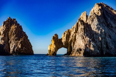 Cape Saint Luke Kemeri, Meksika 'nın Baja California Sur eyaletinde Cortez Denizi ile Pasifik Okyanusu' nun kesiştiği yerde çok ünlü bir kaya oluşumudur. Kemer kavramı.