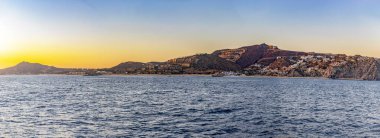 Meksika 'nın Baja California Sur eyaletinde Cortez Denizi ile Pasifik Okyanusu' nun birleştiği yer olan Cape Saint Luke şehrinin büyük panoramik manzarası. Kemer kavramı.