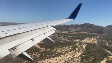Pilot Cape Saint Luke Uluslararası Havalimanı 'na inerken, Meksika' nın Baja California Sur üzerinde kanatlı ticari uçaklar uçuyordu. Uçak konsepti
