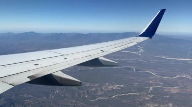 Pilot Cape Saint Luke Uluslararası Havalimanı 'na yaklaşırken Baja California Sur, Meksika üzerinde uçan ticari bir uçağın kanadı. Uçak konsepti